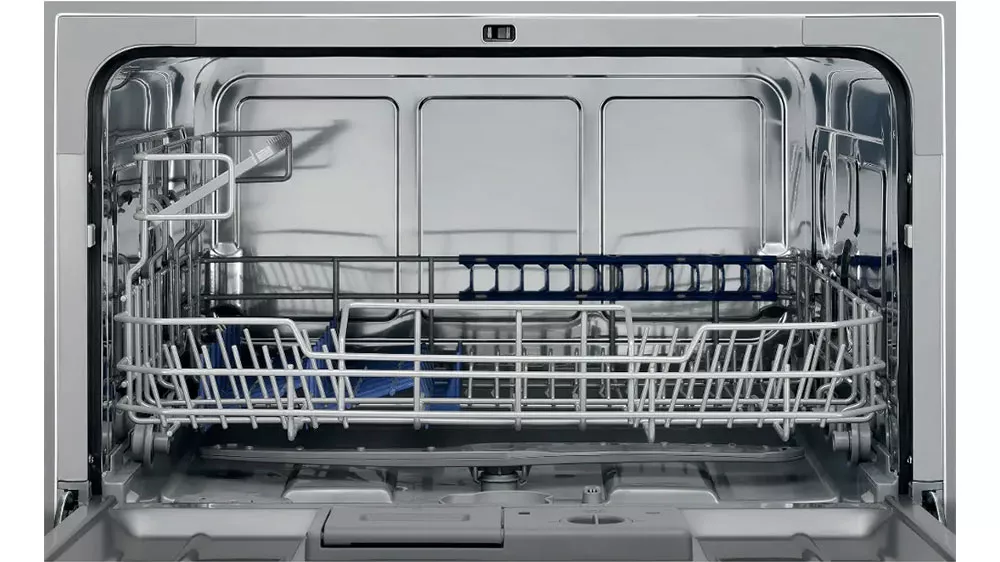 Stolní myčka Electrolux ESF2400OK černá s otevřenými dvířky_03