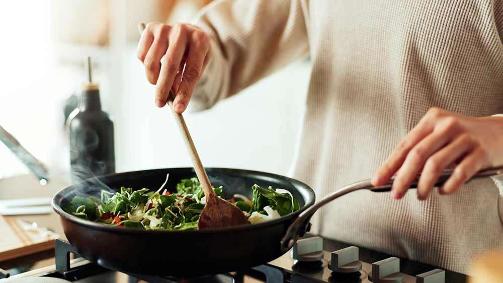 Starší žena vaří jídlo_02