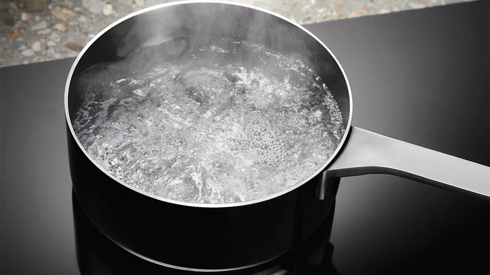 VAřící se voda na Varné desce indukční ELECTROLUX EIV835_02