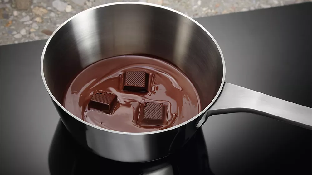 Rozpuštěná čokoláda v hrnci na Indukční varné desce Electrolux EIV634_09