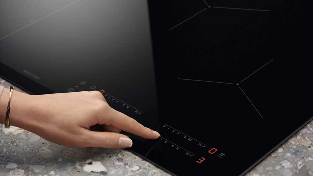 Dotykový ovládací panel na Indukční varné desce Electrolux 700 SenseBoil EIS62443_02