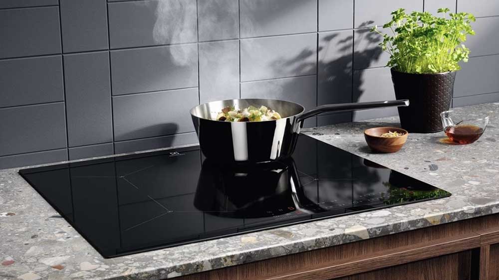 Vaření v hrnci na indukční varné desce Electrolux 700 SenseBoil EIS62443_03