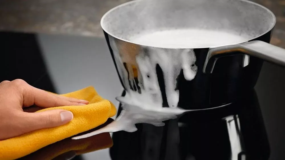 Přetekl&eacute; ml&eacute;ko na Indukčn&iacute; varn&eacute; desce Electrolux LIR60430_03