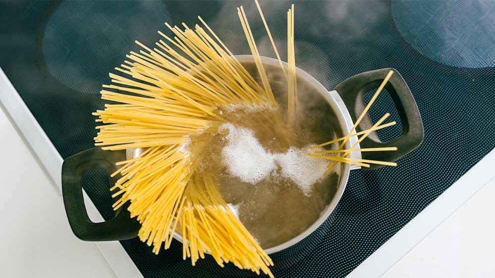 Vařící se špagety v hrnci_04