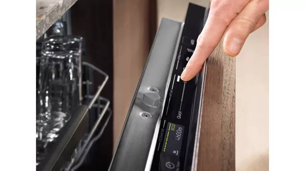 Dotykov&yacute; panel u vestavn&eacute; myčky n&aacute;dob&iacute; Elektrolux EEG62310L_03