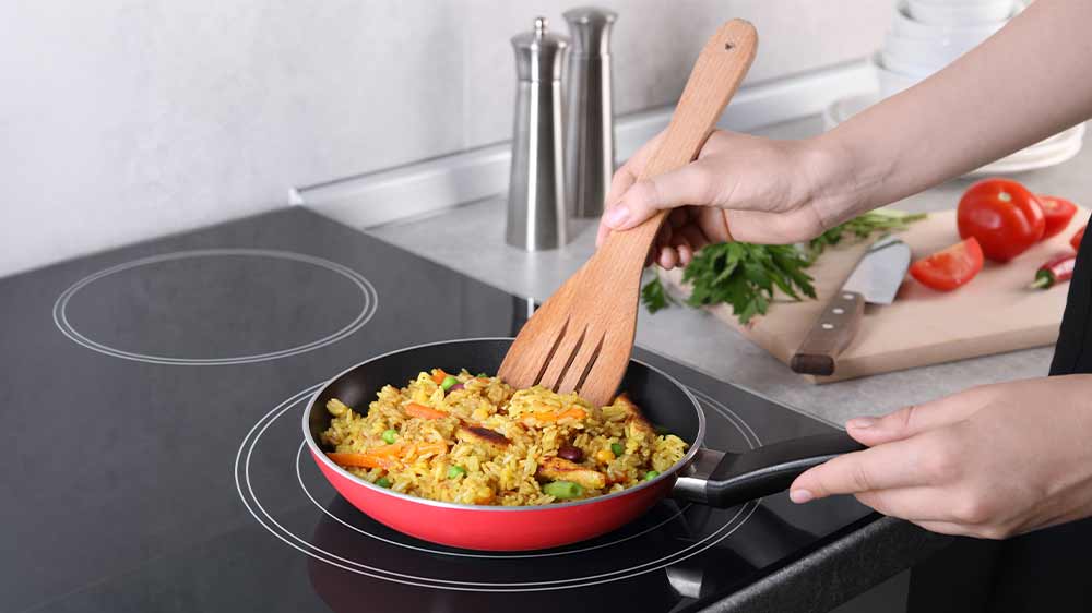 Žena vaří teplé jídlo_04