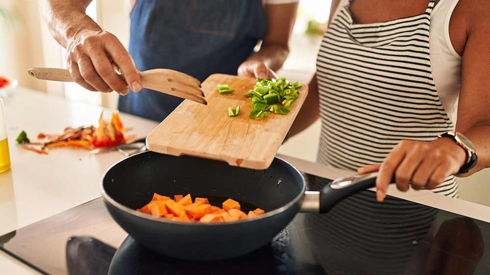 Pár připravuje teplé jídlo_03
