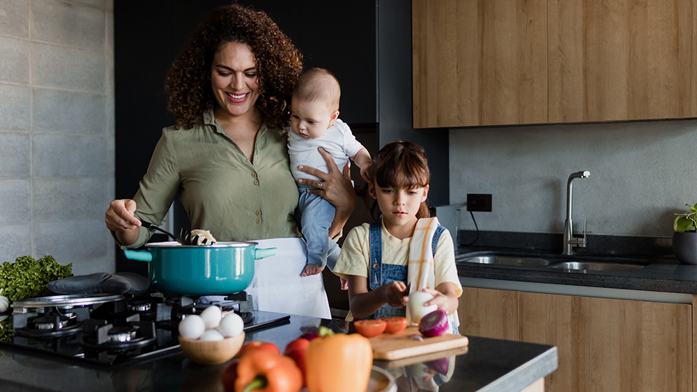 Matka vaří s dětmi v kuchyni na plynové varné desce_02