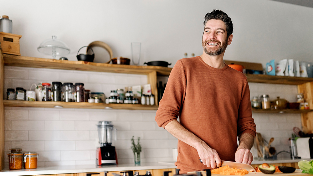 Muž vaří na plynové varné desce Electrolux_03