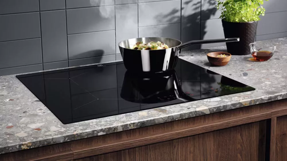 Varná indukční deska ELECTROLUX LIL61434C vaření na desce_03