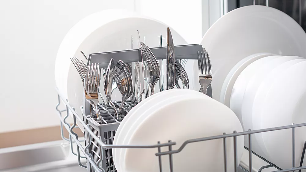 N&aacute;dob&iacute; s př&iacute;bory ve spodn&iacute;m ko&scaron;i ve vestavn&eacute; myčce n&aacute;dob&iacute; Electrolux EEA27200L_03