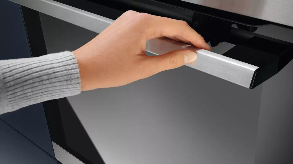 Ruka otevírající vestavnou troubu Electrolux EOF4P56X_02