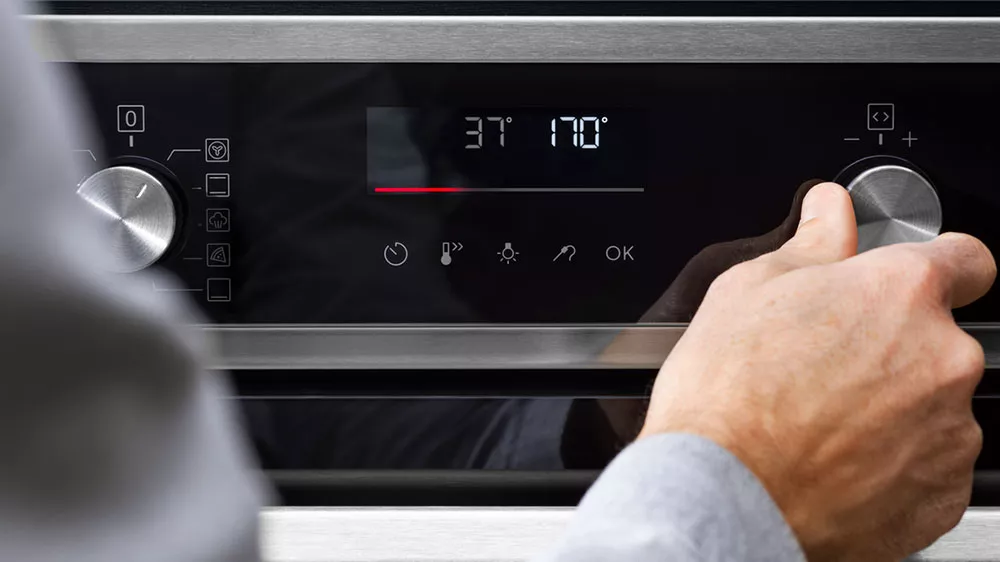 Ruka nastavující kompaktní troubu Electrolux EVM6E46Z _04