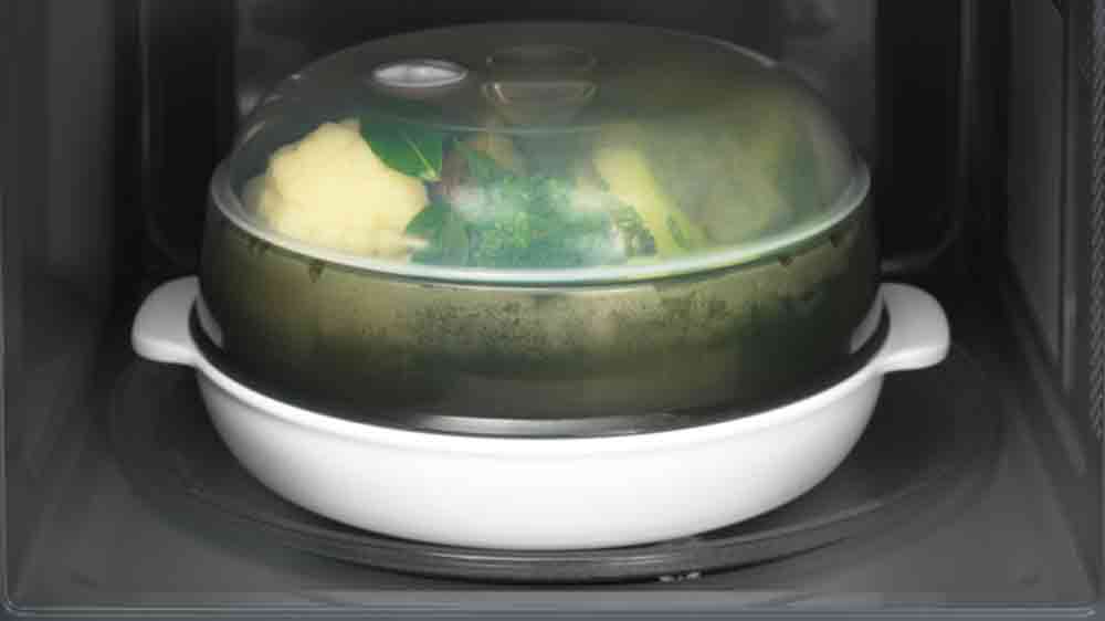 Vnitřní prostor mikrovlnné trouby Electrolux EMZ725MMK s nádobou SteamPot_03