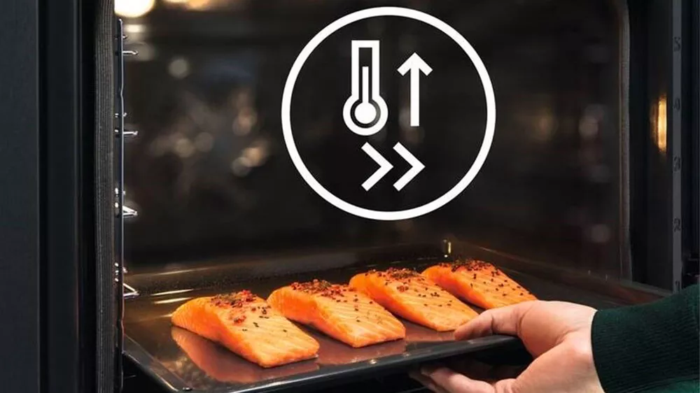 Plech s okořeněným lososem na plechu ve vestavné troubě Electrolux KOEBP39Z_03