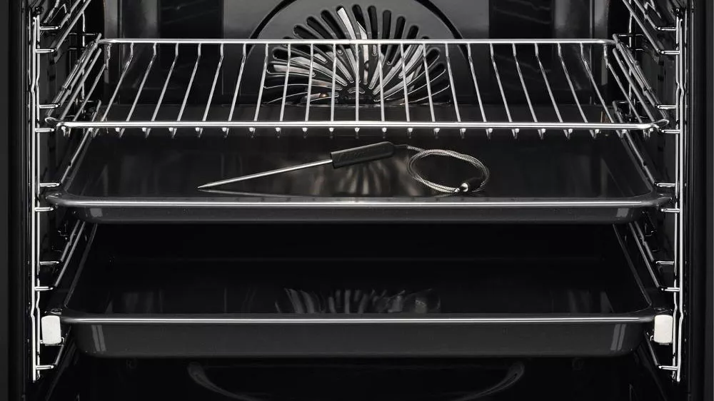 Rošty a plechy uvnitř vestavné trouby Electrolux KOEBP39Z_04