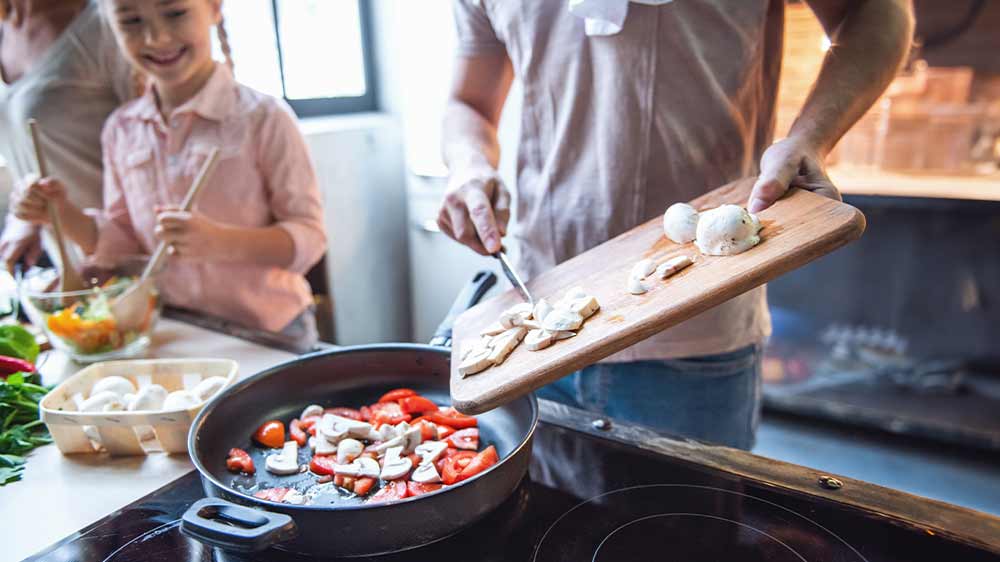 Rodina vaří jídlo_03