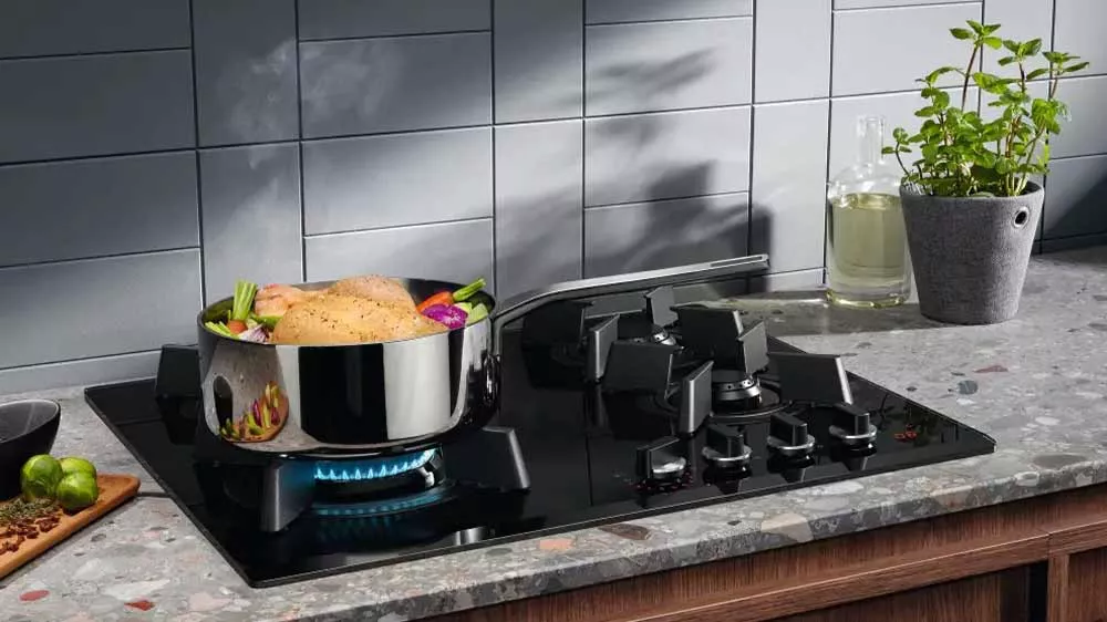 Pánev s jídlem na plynové varné desce Flamelight KGG643753K_02