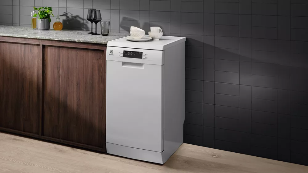 Myčka nádobí Electrolux ESA42110SW umístěná vedle linky_05