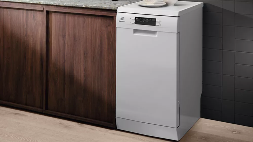 Myčka nádobí Electrolux ESG42310SW umístěná vedle linky_02