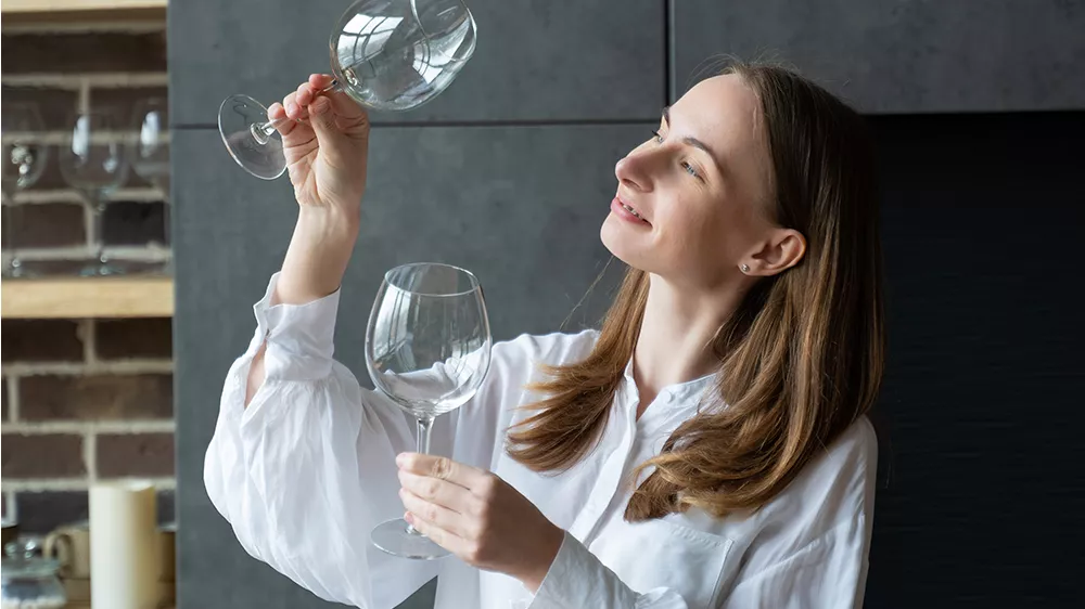 Žena si prohl&iacute;ž&iacute; dvě sklenice na v&iacute;no_03