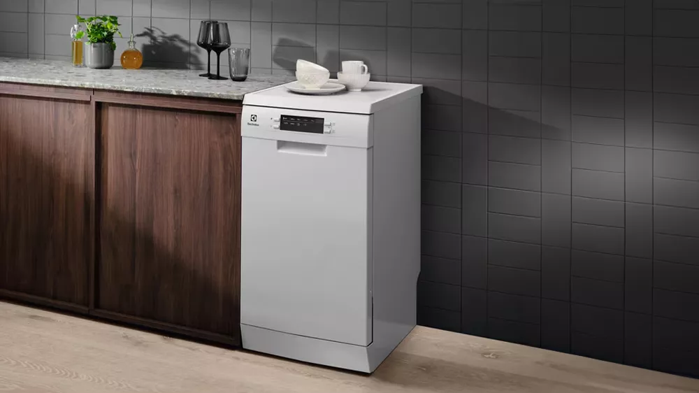 Myčka n&aacute;dob&iacute; Electrolux ESS43210SW postaven&aacute; vedle kuchyňsk&eacute; linky_05