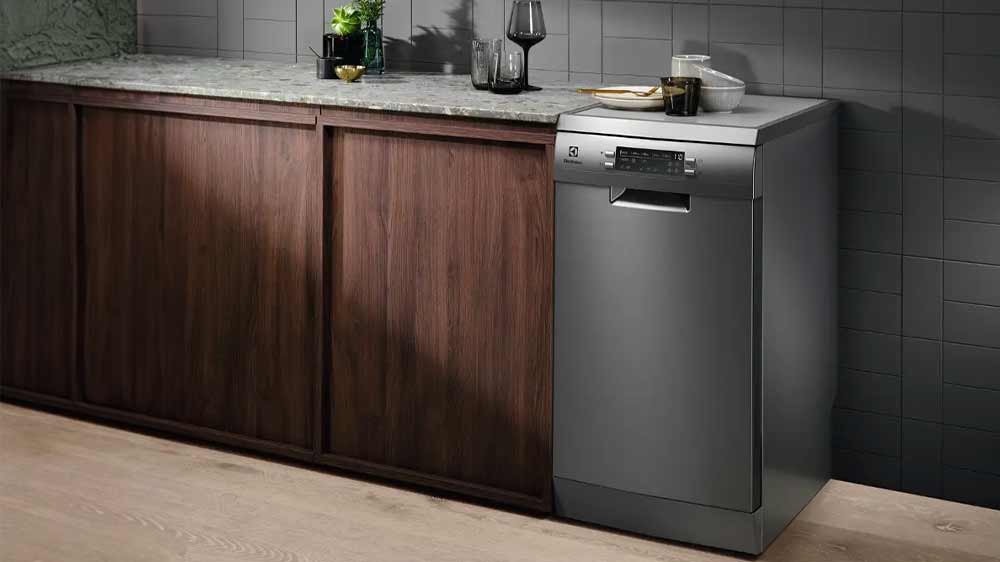 Volně stojící myčka nádobí Electrolux ESS42220SX u kuchyňské linky_03