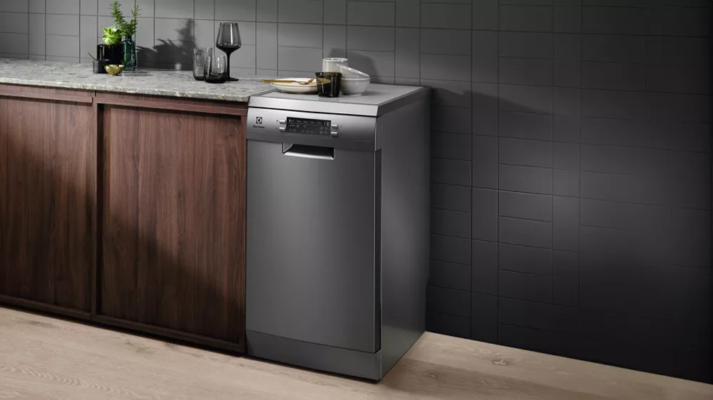 Myčka n&aacute;dob&iacute; Electrolux ESS64321SX postaven&aacute; vedle kuchyňsk&eacute; linky_05