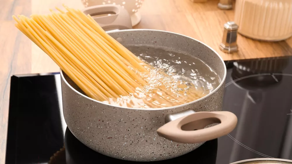 Těstoviny v hrnci na Indukčn&iacute; varn&aacute; deska Electrolux EIT60443X_03