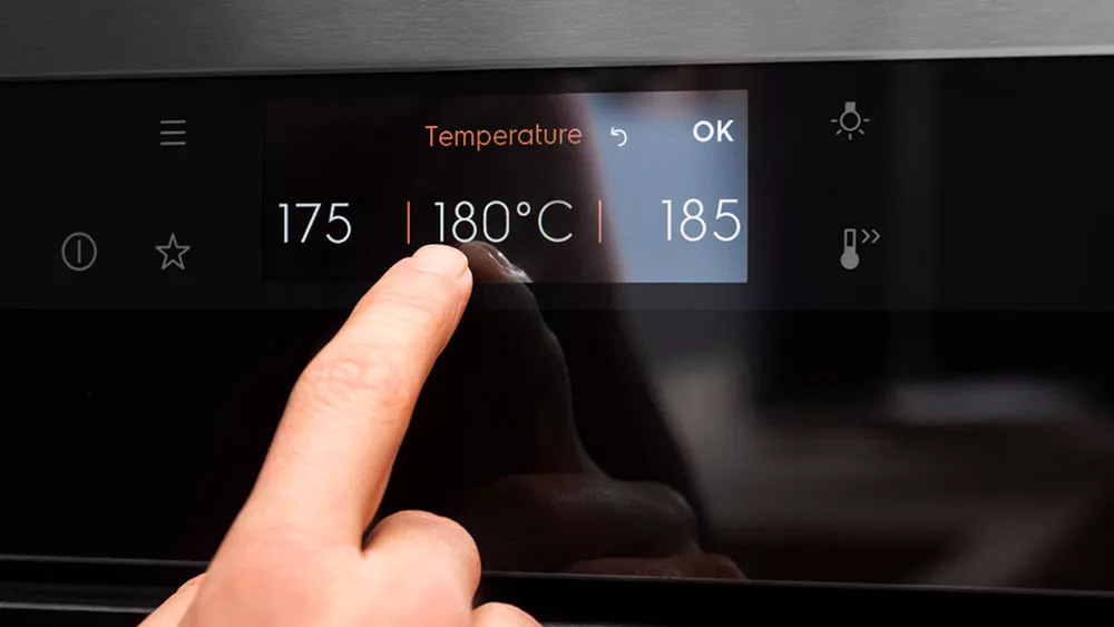 Dotykový displej u vestavné trouby Electrolux EOC8P39WX_02