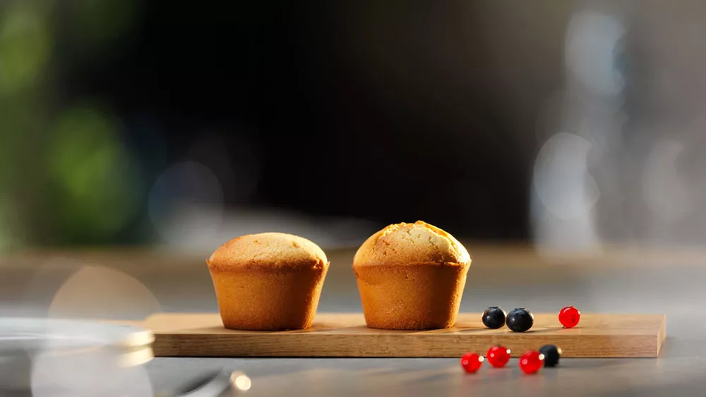 Dva muffiny na dřevěném prkénku_03