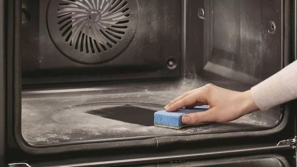 Inteligentní samočisticí systém u vestavné trouby Electrolux EOC8P39WX_06