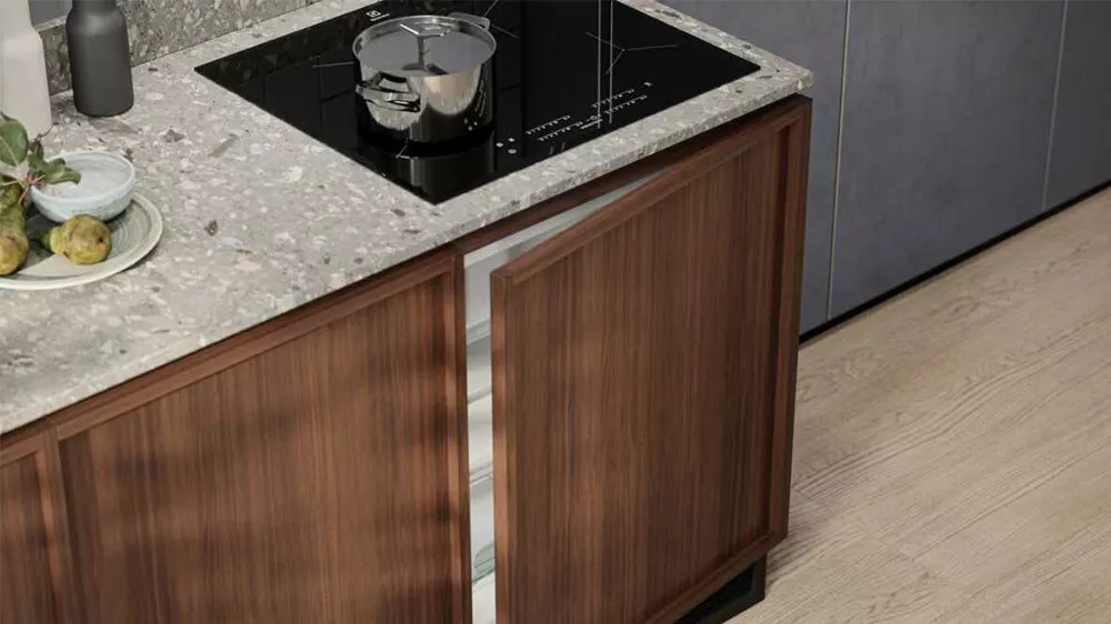 Vestavná monoklimatická chladnička ELECTROLUX LXB2AE82S pod varnou deskou EW_02