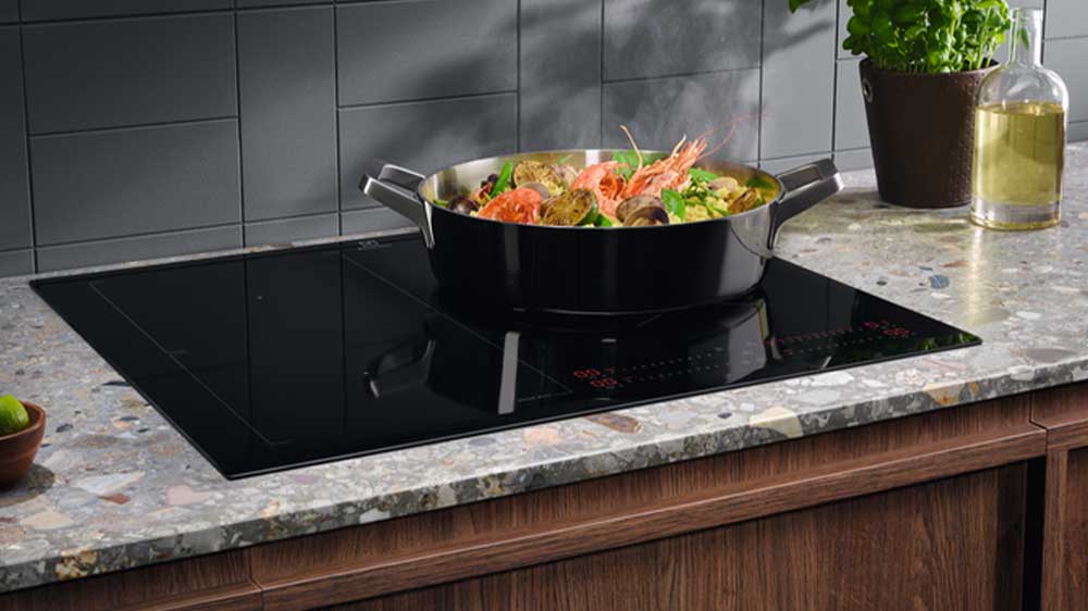 Indukční varná deska Electrolux CIS62450 v kuchyňské lince_02