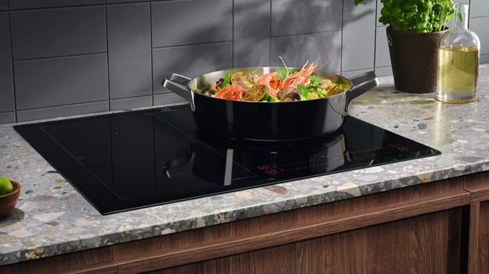 Indukční varná deska Electrolux CIS62450 v kuchyňské lince_02