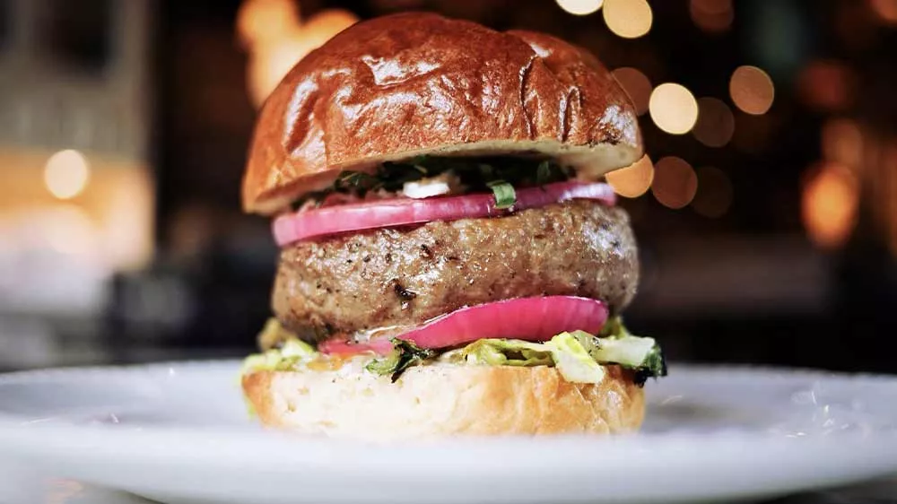 Šťavnatý burger na bílém talíři_02