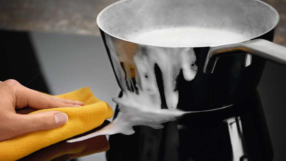 Vyteklý hrnec na plotně Electrolux EIS67453_04