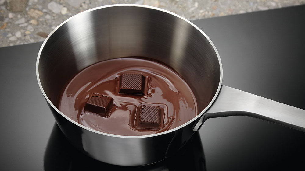Indukční varná deska ELECTROLUX EIV85453 hrnec s čokoládou_02