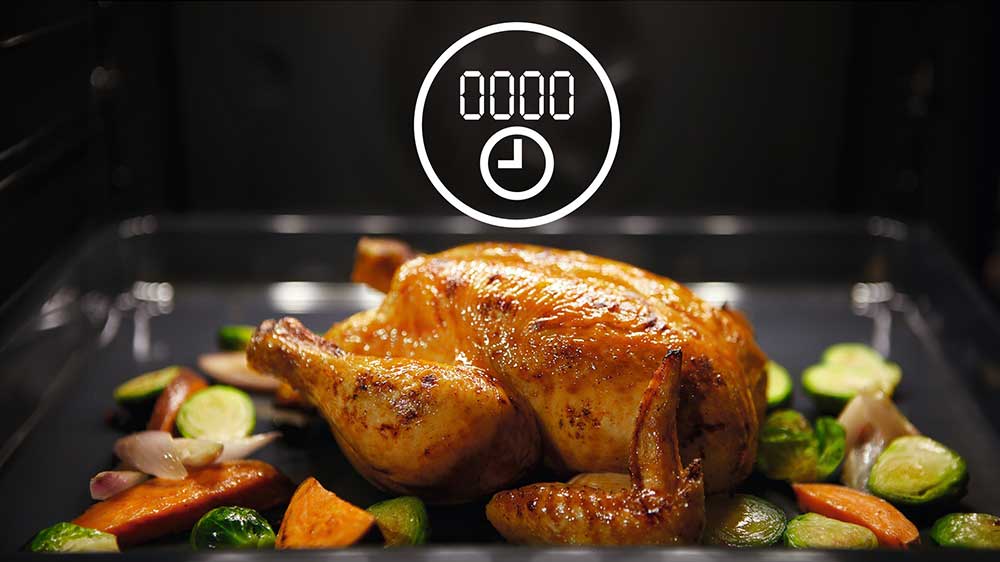 Kr&aacute;sně propečen&eacute; kuře po nastaven&iacute; přesn&eacute;ho času pečen&iacute; v troubě Electrolux_03