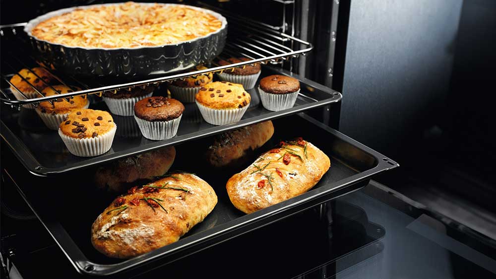 V&iacute;ce&uacute;rovňov&eacute; pečen&iacute; &ndash; 3 plechy v troubě Electrolux: chl&eacute;b, muffiny a kol&aacute;č_04