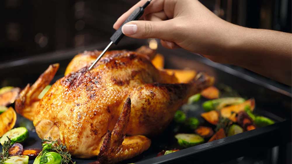 Lahodné kuře připravené ve vestavné troubě Electrolux EOD5F71Z s teplotní sondou_04