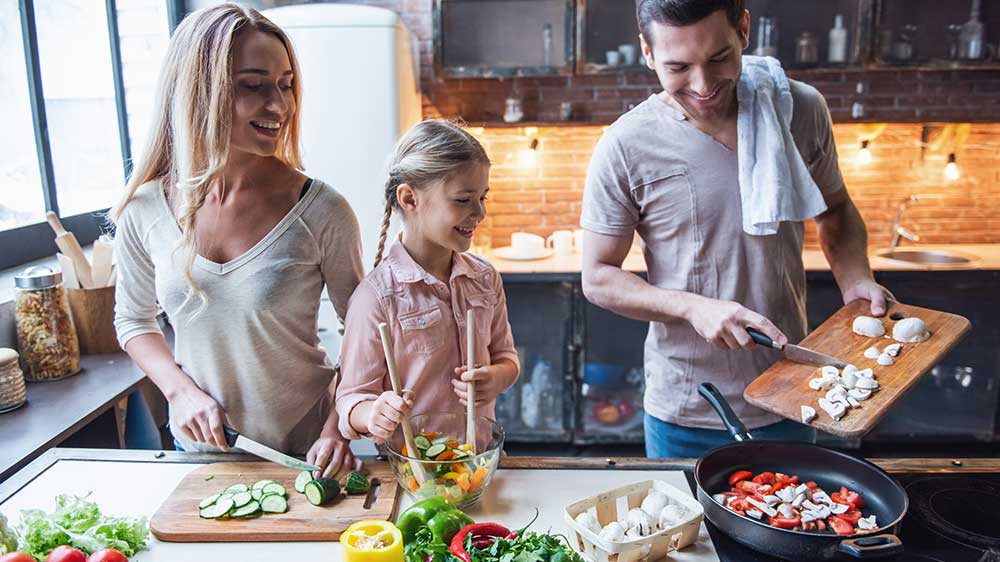 Rodiče s dcerou vaří jídlo na černé varné desce_02