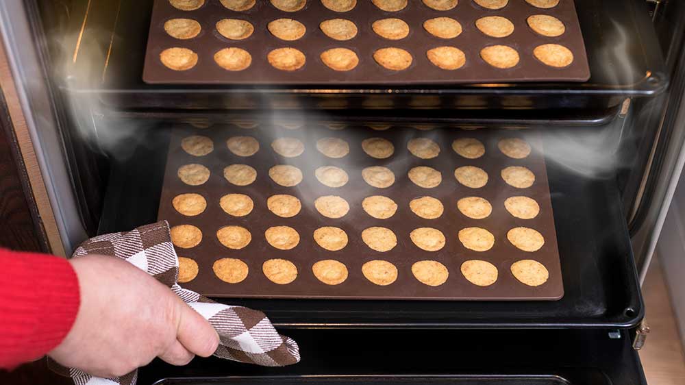 Dva plechy s cukrovím se současně pečou v troubě_04