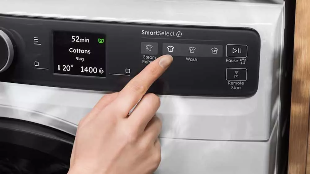 Ruka na displeji DynamicDisplay u pračky Electrolux 900 PerfectCare PureWash EW9F7617SC a nastaven&iacute; prac&iacute;ho cyklu_04