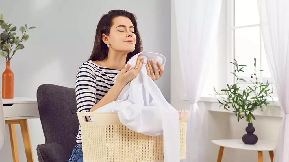 Žena čichaj&iacute;c&iacute; k čist&eacute;mu pr&aacute;dlu_02