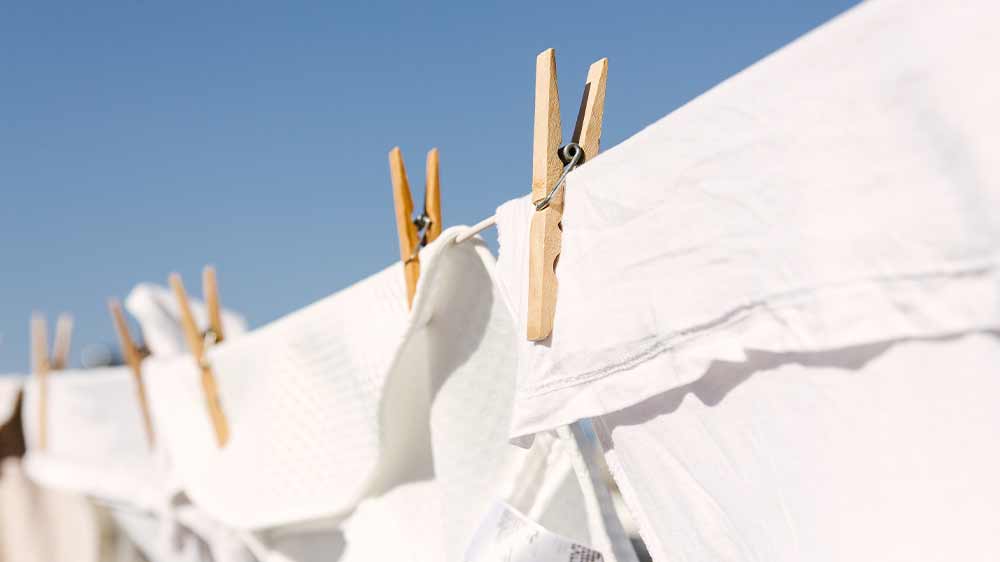 Prádlo visící na prádelní šňůře_03