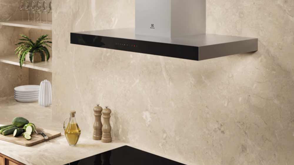 Vestavn&yacute; odsavač par Electrolux LFT829X v kuchyni_02