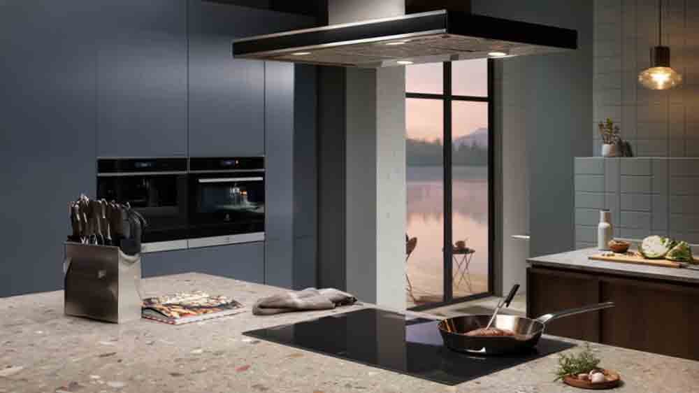 Varn&aacute; doska Electrolux s&eacute;rie 900 Sense Pro EIS8959 v interi&eacute;ri_03