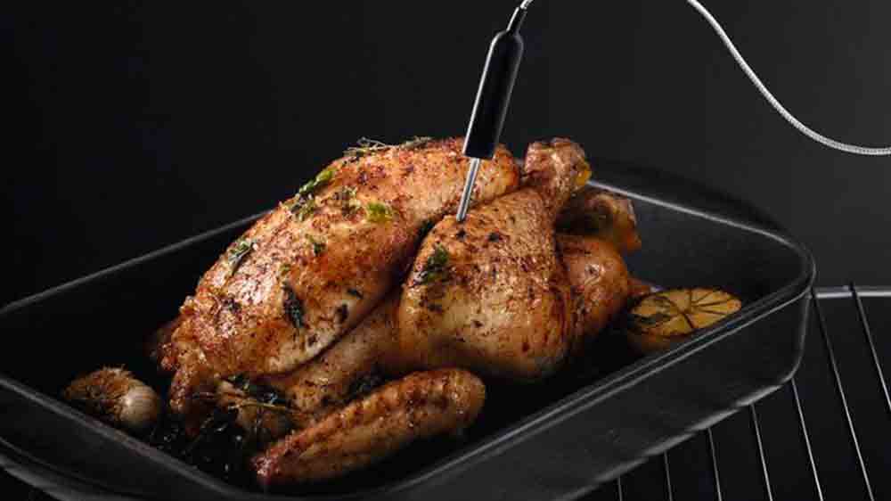 Zapíchnutá teplotní sonda v pečeném kuřeti_04