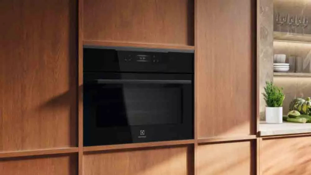 Multifunkční horkovzdušná trouba Electrolux KVLBE09H součástí kuchyňské linky_02